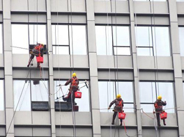 清洗建筑物外表不但美化環境還起到保護建筑物的作用